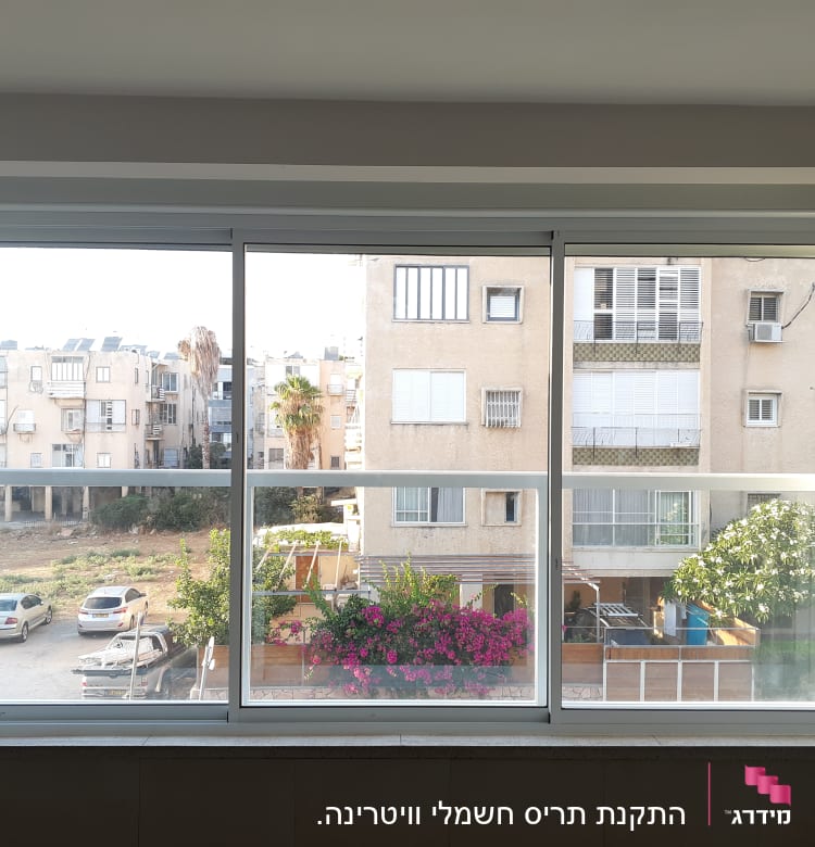 חלון אלומיניום גדול עם מסגרת לבנה